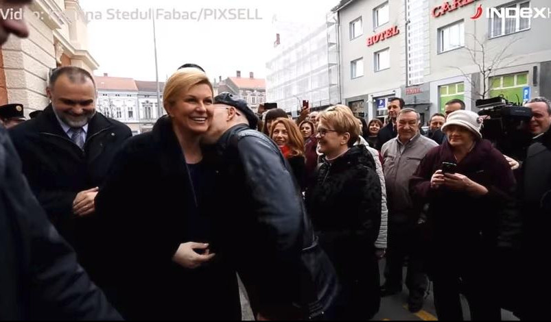 (VIDEO) KOLINDICA SE LJUBI U SRED KARLOVCA: Mladić je pitao da li može da joj da pusu, a ONDA JE KRENUO U AKCIJU!